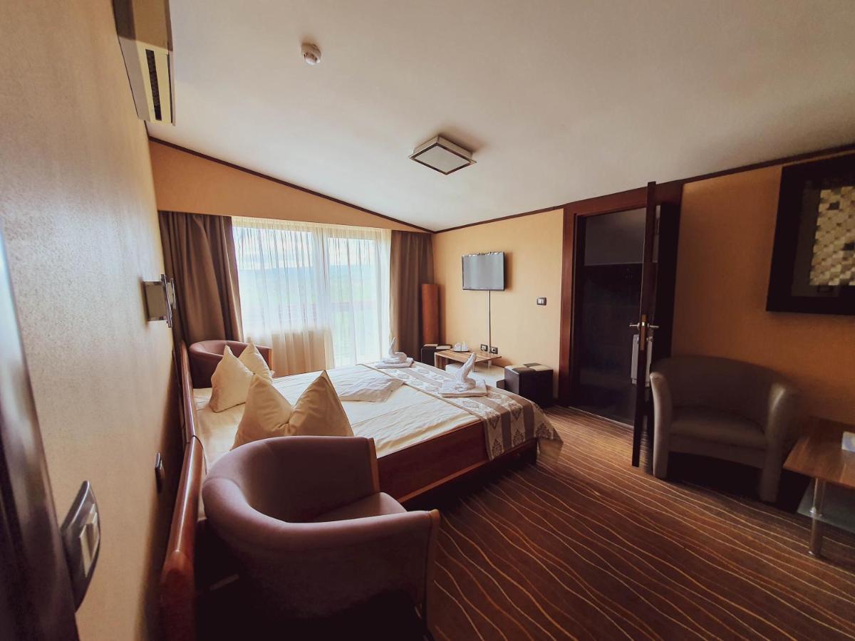 סובאטה Hotel Belvedere מראה חיצוני תמונה